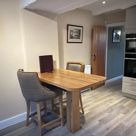 No1 Four Bed Lakeland Retreat And Hot Tub