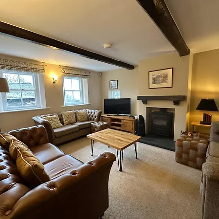 No1 Four Bed Lakeland Retreat And Hot Tub